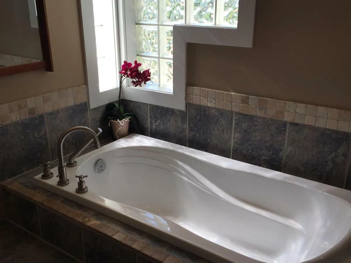 Winery Retreat With Pool Hot Tub Sauna Bed & Breakfast Brentwood Bay