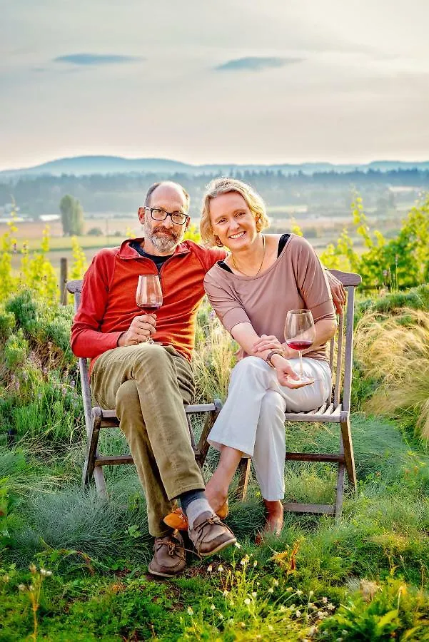 Winery Retreat With Pool Hot Tub Sauna Bed & Breakfast Brentwood Bay