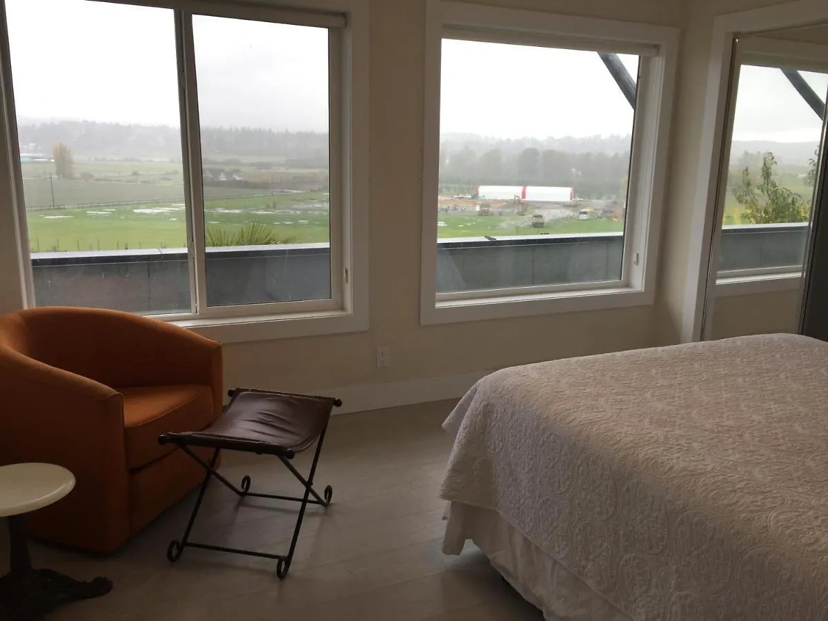 Winery Retreat With Pool Hot Tub Sauna Bed & Breakfast Brentwood Bay